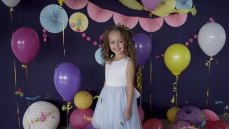 chica feliz en la fiesta de cumpleaños