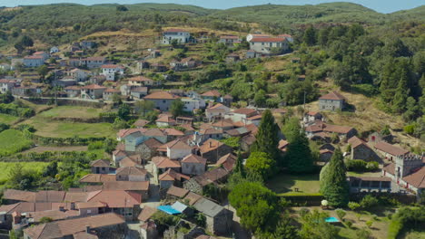 toma de un dron de un pueblo en una colina