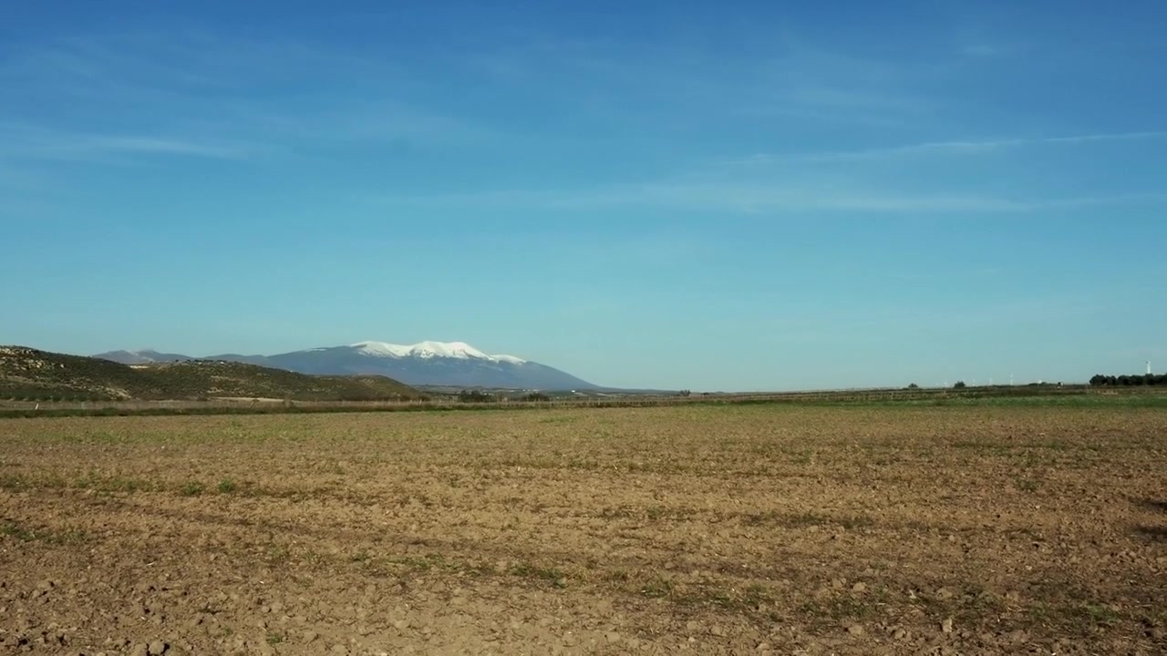 Sollys på det sneklædte Moncayo-massiv, når foråret begynder i Spanien