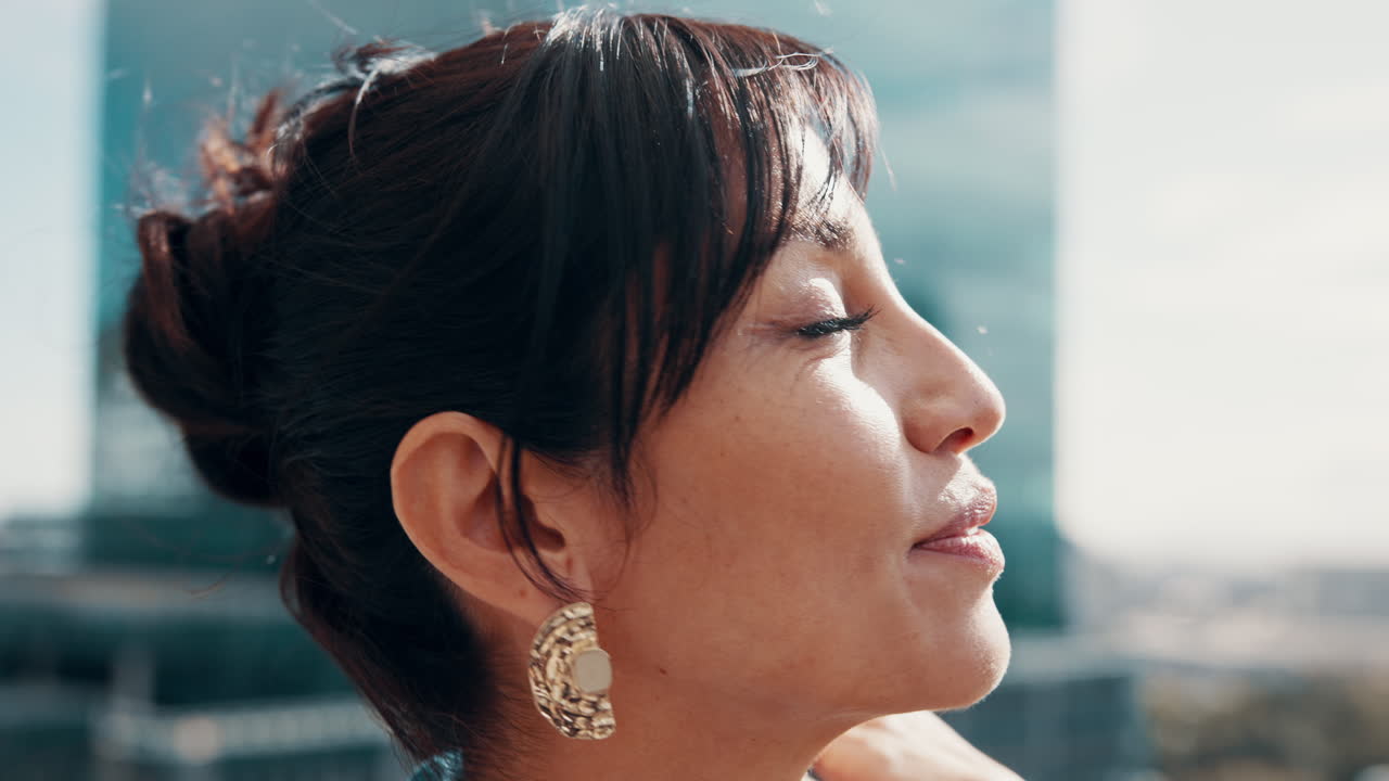 Portrait of a smiling woman in the city