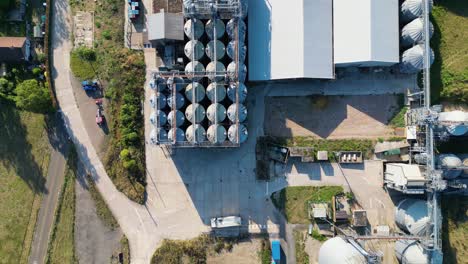 Los-Ojos-De-Los-Pájaros-Ven-Imágenes-Aéreas-De-Una-Pequeña-Planta-Industrial-Con-Grandes-Silos