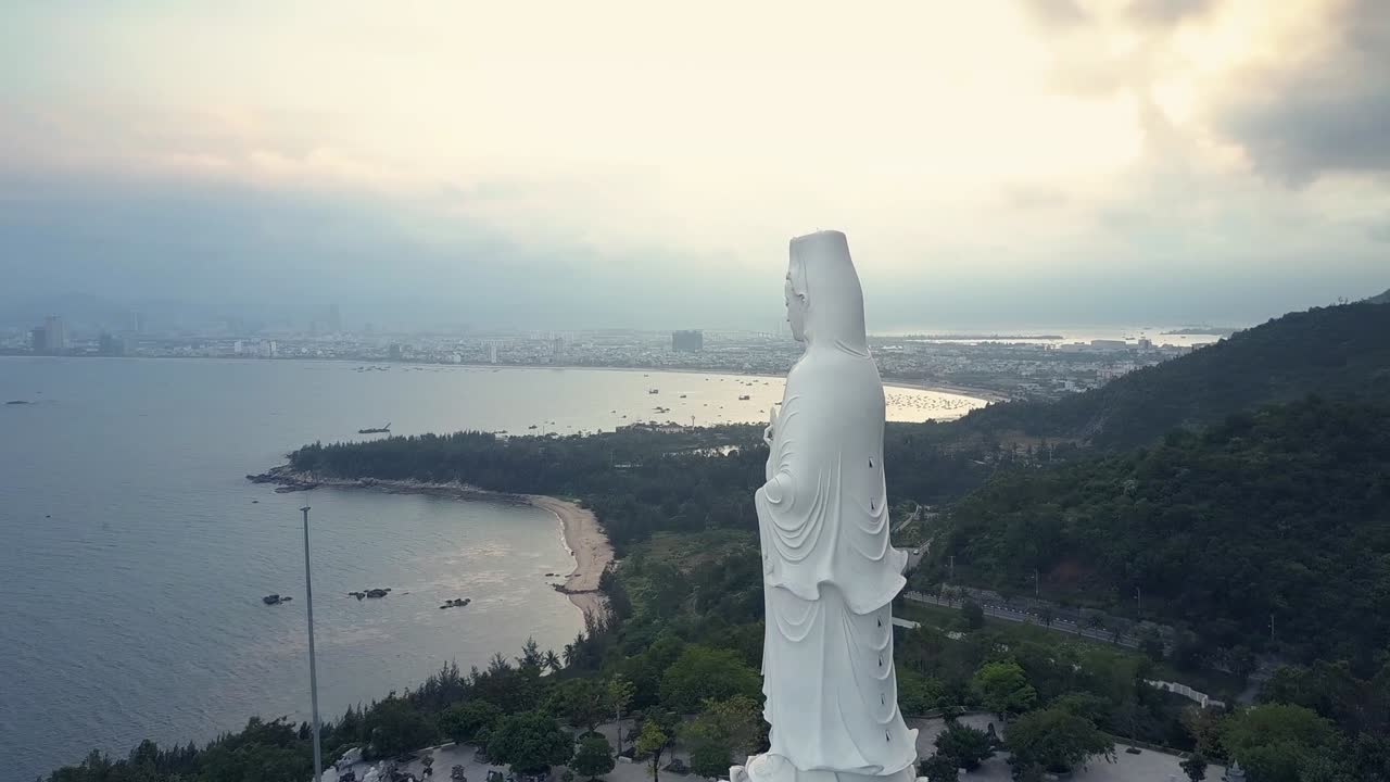 movimiento redondo aéreo gran estatua de buda en el complejo religioso
