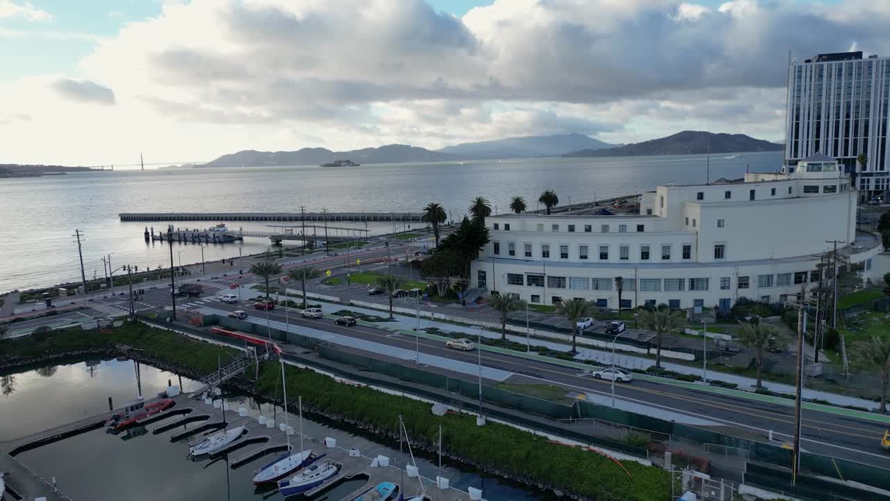 트레저 아일랜드 마리나 (treasure island marina) 의 해변을 향한 놀라운 드론 시-인  (push-in shot)