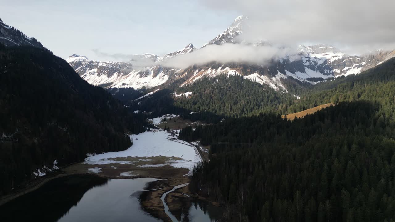 Obersee Glarus Svizzera, riprese aeree delle nuvole che avvolgono la montagna