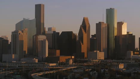 Vista-Aérea-Del-Centro-De-Houston-Durante-La-Puesta-De-Sol