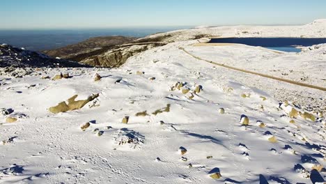 Fliegen-Sie-über-Den-Schnee-Und-Finden-Sie-Eine-Wunderschöne-Weiße-Landschaft-Mit-Einer-Blauen-Lagune---Drohnenansicht