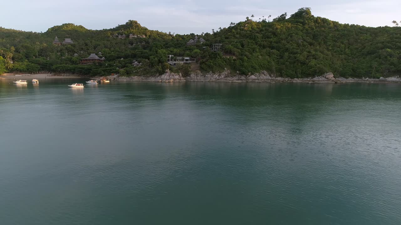 해변 위에 날아다니고