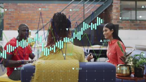 animación del procesamiento de datos financieros sobre diversos empresarios en la oficina.