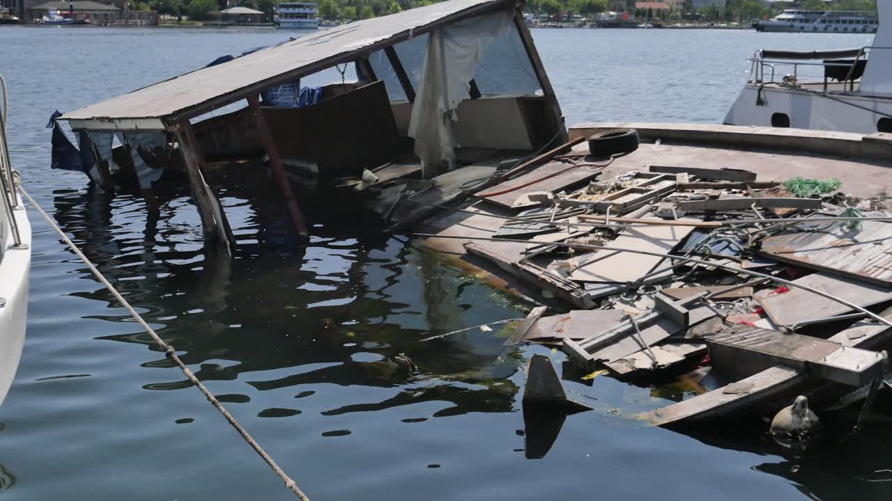 강에서 침몰한 배