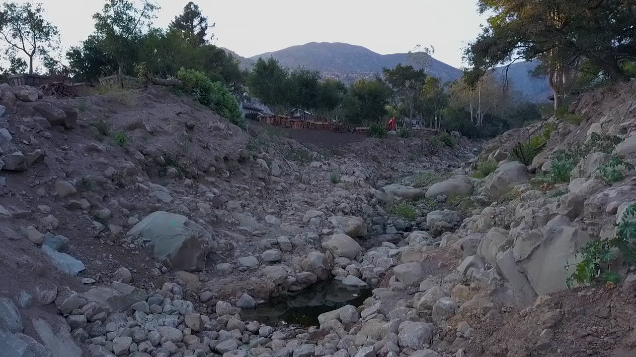 antena ascendente a través del área de deslizamiento de lodo de la cuenca de escombros durante el desastre de la inundación de montecito