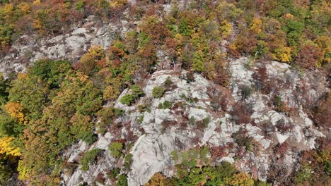 Una-Vista-Aérea-Muy-Por-Encima-De-Las-Montañas-En-El-Norte-Del-Estado-De-Nueva-York-Durante-El-Otoño-En-Un-Hermoso-Día