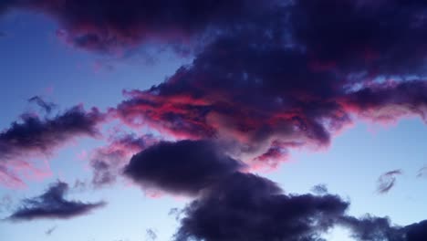 las nubes púrpuras contra un cielo de puesta de sol forman formas abstractas en la atmósfera - lapso de tiempo de cloudscape