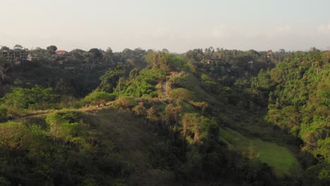 Die-Gratwanderung-In-Der-Nähe-Von-Ubud-Während-Des-Sonnenuntergangs