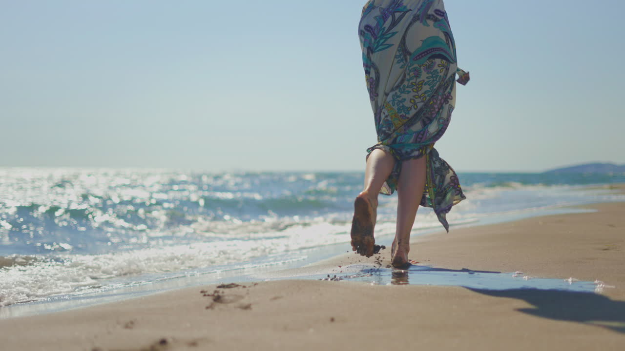 해변에 산책하는 여자