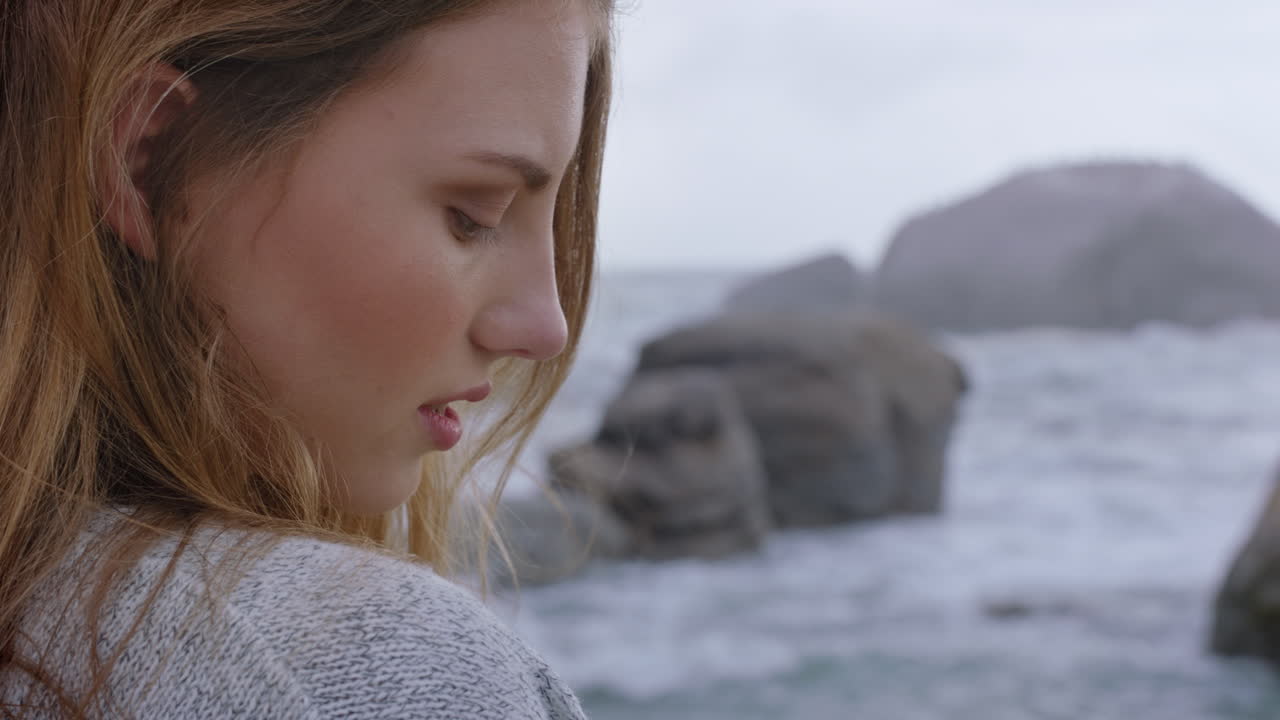 가까운 초상화 아름다운 여성 미소를 짓고 해변을 즐기며 해변에서 휴식을 취하고 바람이 불고 머리카락을  ⁇ 고 평화롭고 무모한 생활 방식을 탐험하고 있습니다.