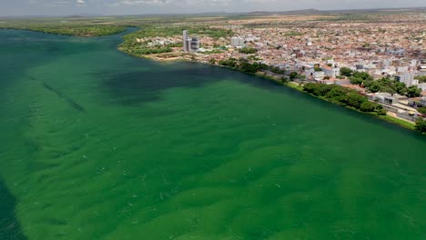 Vista-Aérea-Del-Río-São-Francisco-Y-Al-Fondo-La-Ciudad-De-Juazeiro-En-La-Frontera-De-Los-Estados-De-Bahia-Y-Pernambuco