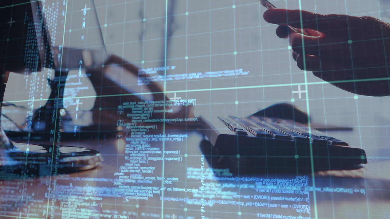 animación del procesamiento de datos en una pantalla digital sobre las manos de un hombre caucásico usando el teclado