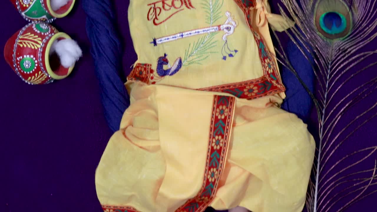 новорожденный мальчик в Кришне одет с реквизитом из уникальной перспективы в другом выражении