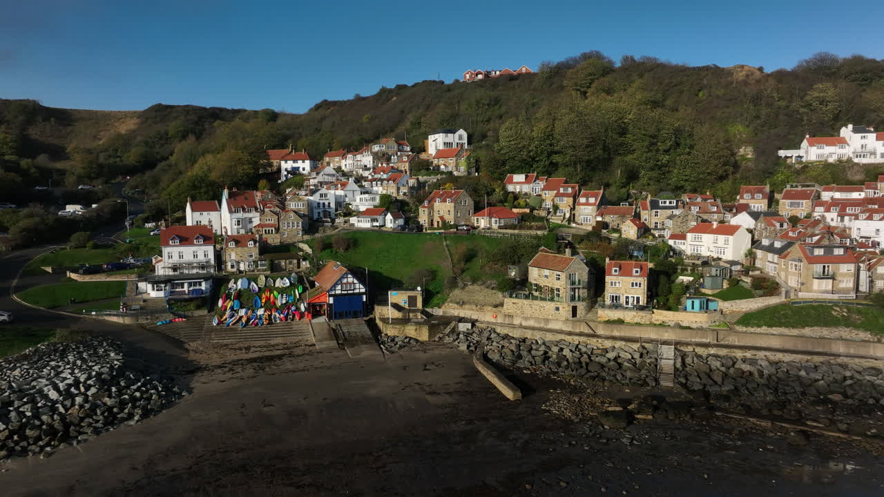 런윅 베이 마을과 해변, 공중 영상, 프로레스 422, 라이트 그레이드 2022년 11월 - 클립 1