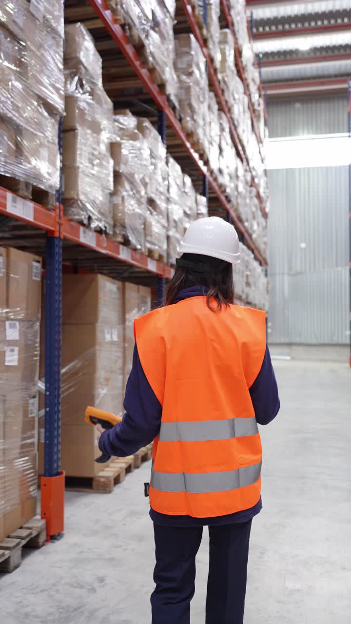 Trabajador del almacén inspeccionando el inventario