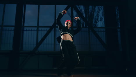 Mujer-Deportiva-Bailando-Hip-Hop-En-Clase-Oscura.-Bailarina-Practicando-En-El-Estudio.