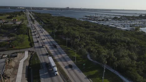 Vista-Aérea-De-Una-Carretera-Muy-Transitada-Ubicada-Cerca-Del-Agua-En-Bradenton,-Florida.