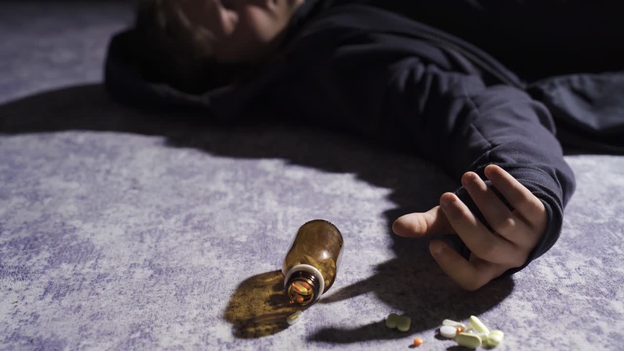 un hombre con trastornos mentales se suicida.