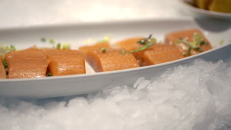 rebanada de filete de salmón en hielo
