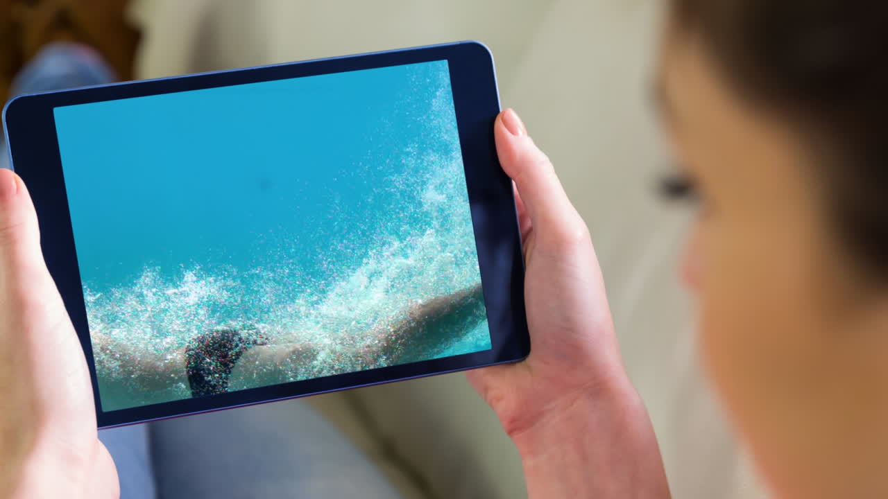 la pantalla de la tableta digital muestra a una mujer nadando en la piscina 4k
