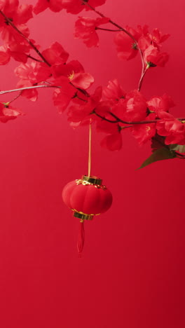 video vertical de primer plano de la decoración china en fondo rojo