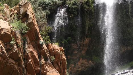 cascada del río cocodrilo que fluye y cae sobre rocas en los jardines botánicos nacionales walter sisulu en roodepoort, sudáfrica