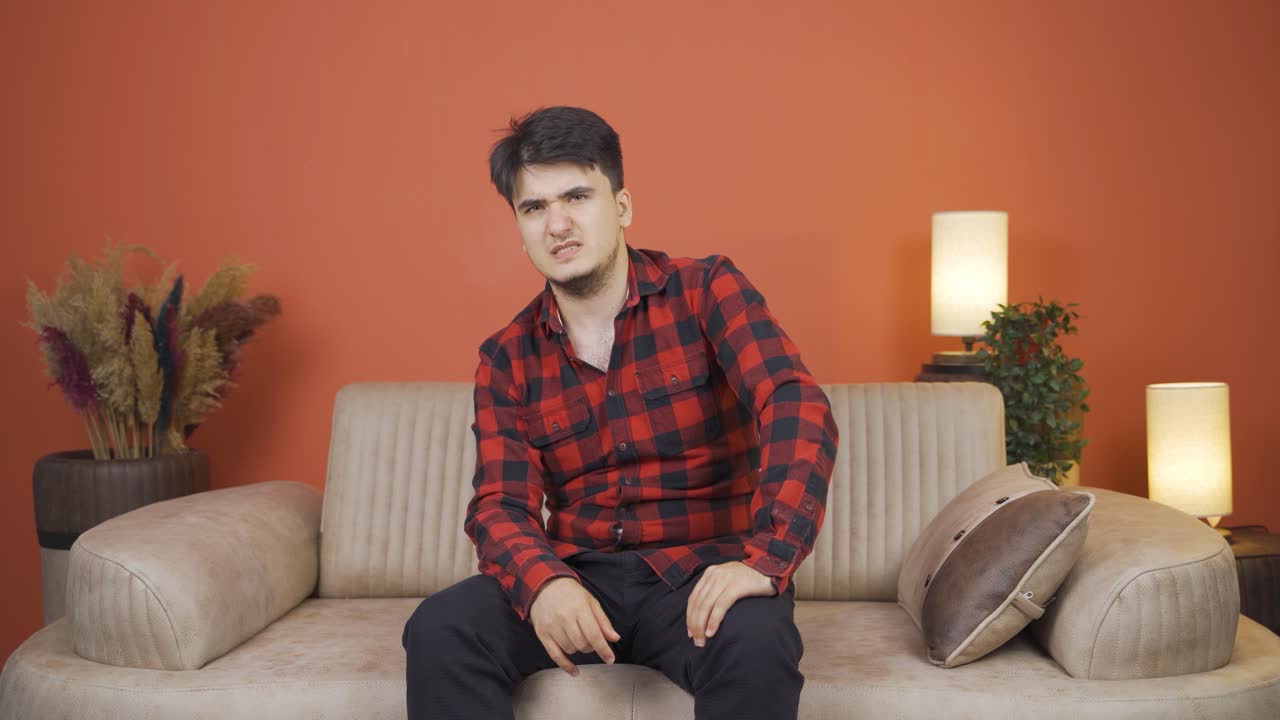 카메라에 부정적인 모습을 보이는 남자.