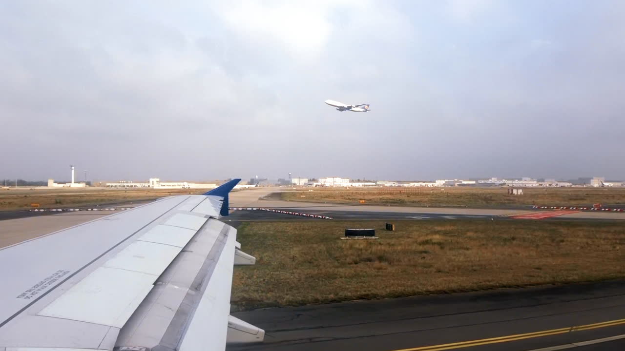 Vista dal finestrino di un aereo durante il decollo