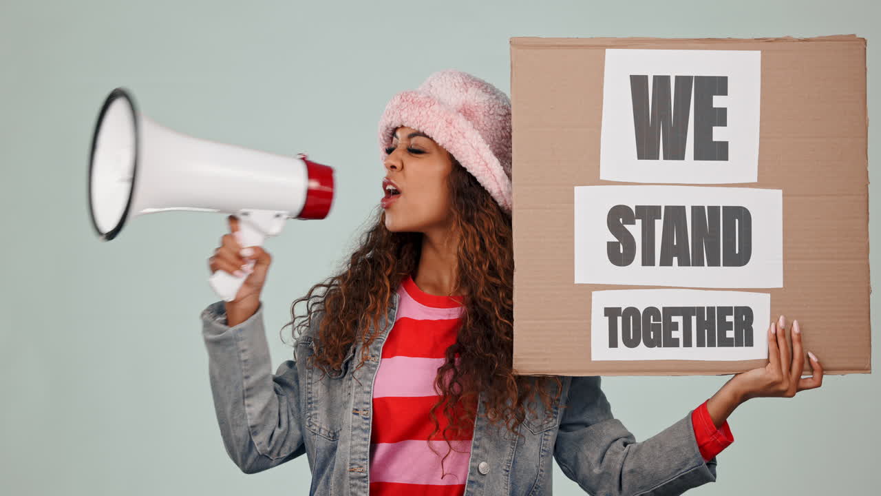 мегафонное объявление, плакат