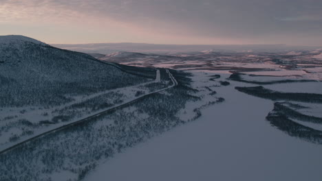 Atemberaubende-Filmische-Luftaufnahme-Nahe-Der-Finnisch-schwedischen-Grenze