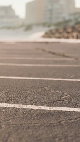 cerca de líneas blancas en una carretera pavimentada