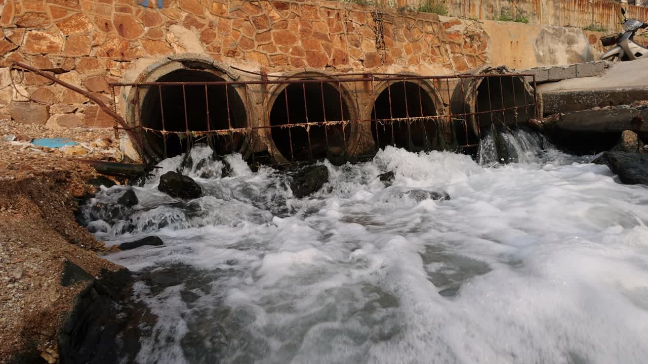 산업용 물 처리의 폐수 흐름은 파이프 드로잉을 통해 운하와 바다로, 각각 지구의 날, 물의 날
