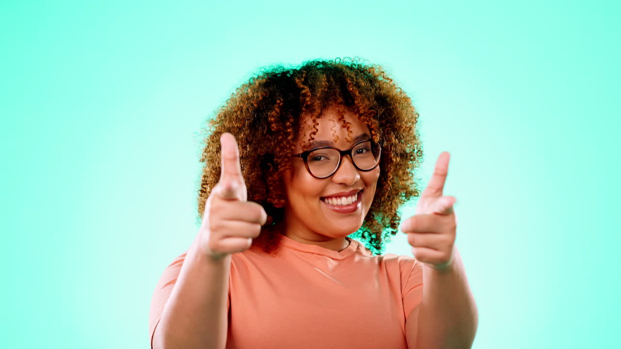 feliz, emocionado y retrato de una mujer con dedo