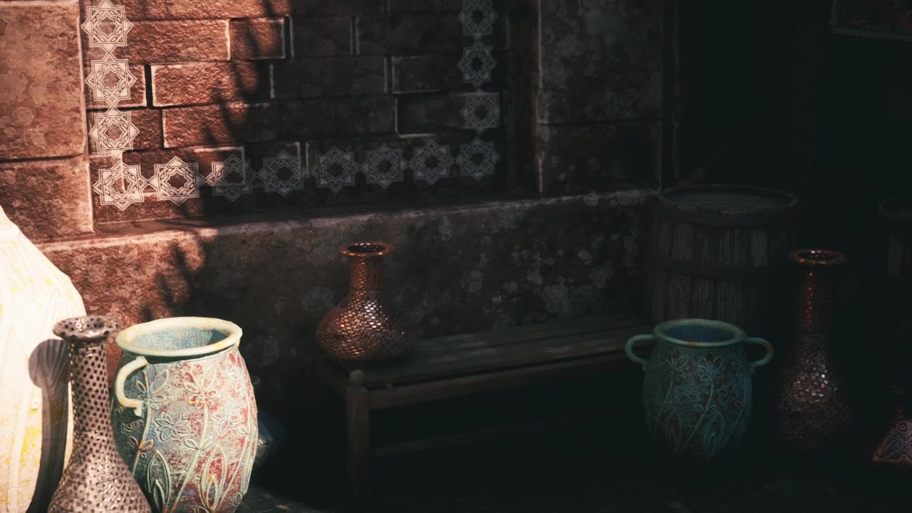 Disposizione artistica di ceramiche in un ambiente rustico interno al tramonto
