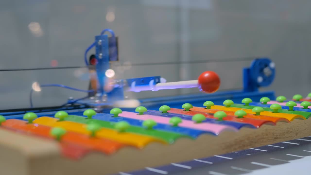 robot tocando el xilófono colorido