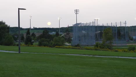 Puesta-De-Sol-En-La-Noche-De-Verano-Sobre-El-Diamante-De-Béisbol-Del-Parque-Local-Y-La-Escuela-Secundaria