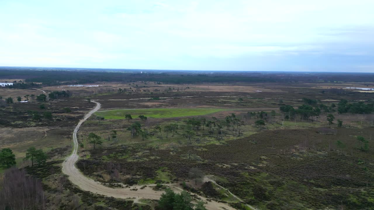 imágenes aéreas de páramos, cruces con un camino de extinción de incendios