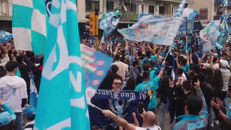 Toma-POV-Que-Muestra-A-Muchos-Fanáticos-Italianos-Con-Banderas-Ondeando,-Celebrando-La-Victoria-De-La-Liga-Serie-A-En-Italia.