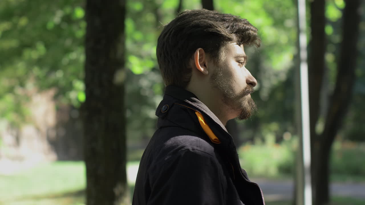 hombre esperando parque día soleado pan