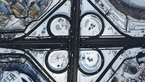 vista de drones paso elevado de la autopista en la ciudad. tráfico de vehículos en el cruce de carreteras nevadas