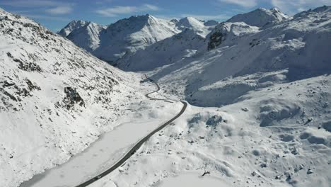 Vuelo-De-Drones-De-Alta-Perspectiva-Siguiendo-A-Un-Automóvil-En-Una-Carretera-De-Montaña