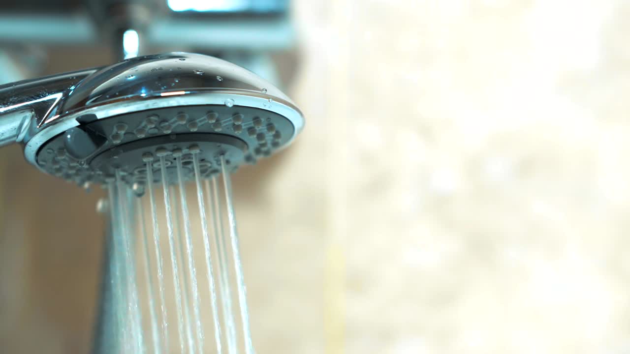 - de cerca de las manos con guantes el fontanero comprueba el trabajo de la ducha.