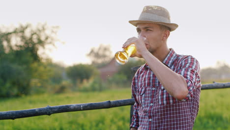 Un-Granjero-Cansado-Bebe-Cerveza-En-Un-Día-Caluroso