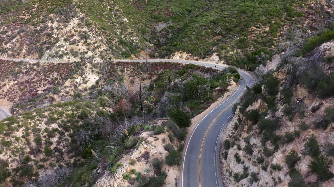 산길을 따라 달리는 오토바이의 조감도