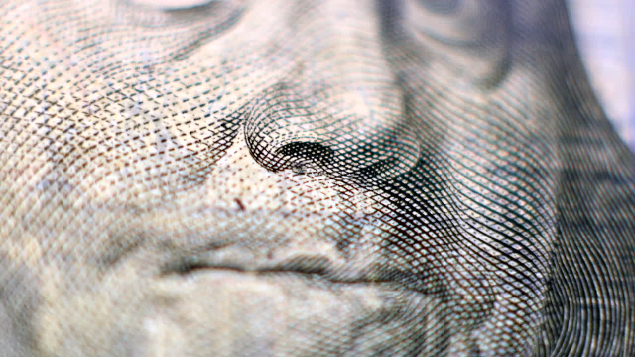 Nærbilde av Benjamin Franklin-portrettet på 100-dollarseddelen